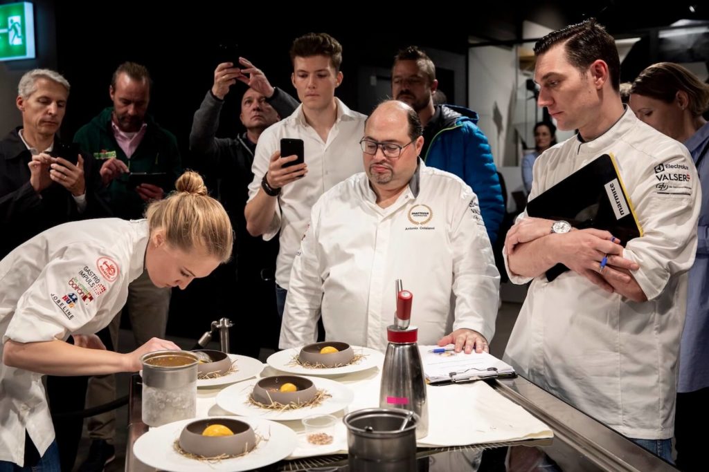 Und gleich nochmals bei der Finalisierung ihrer Dessert-Kreation.