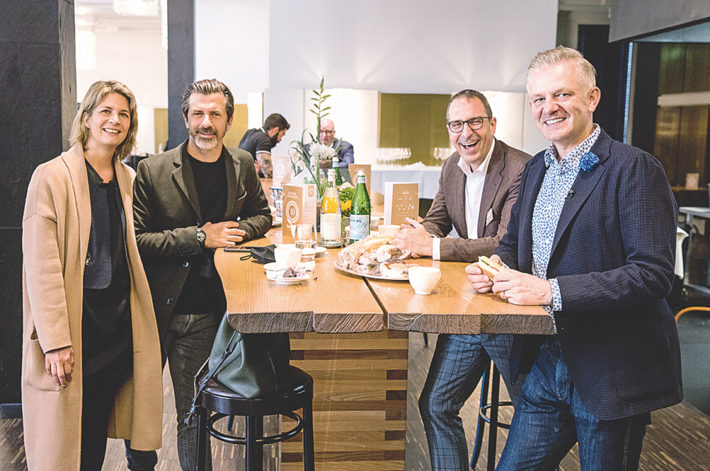 Hoher Besuch am Finaltag: Andreas Caminada mit Ehefrau Sarah, Verleger Thomas Abegg und Moderator Rainer Maria Salzgeber (v.l.). 