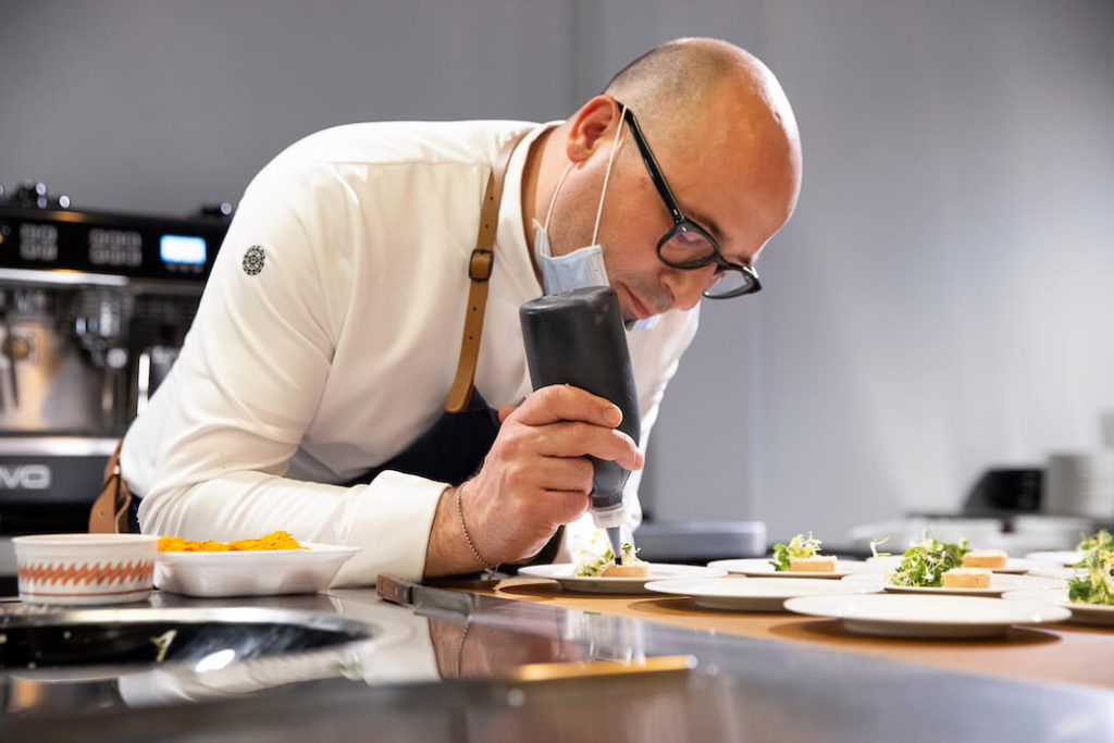 ... seinem Chef Laurent Eperon vom Restaurant Pavillon im Hotel Baur au Lac.